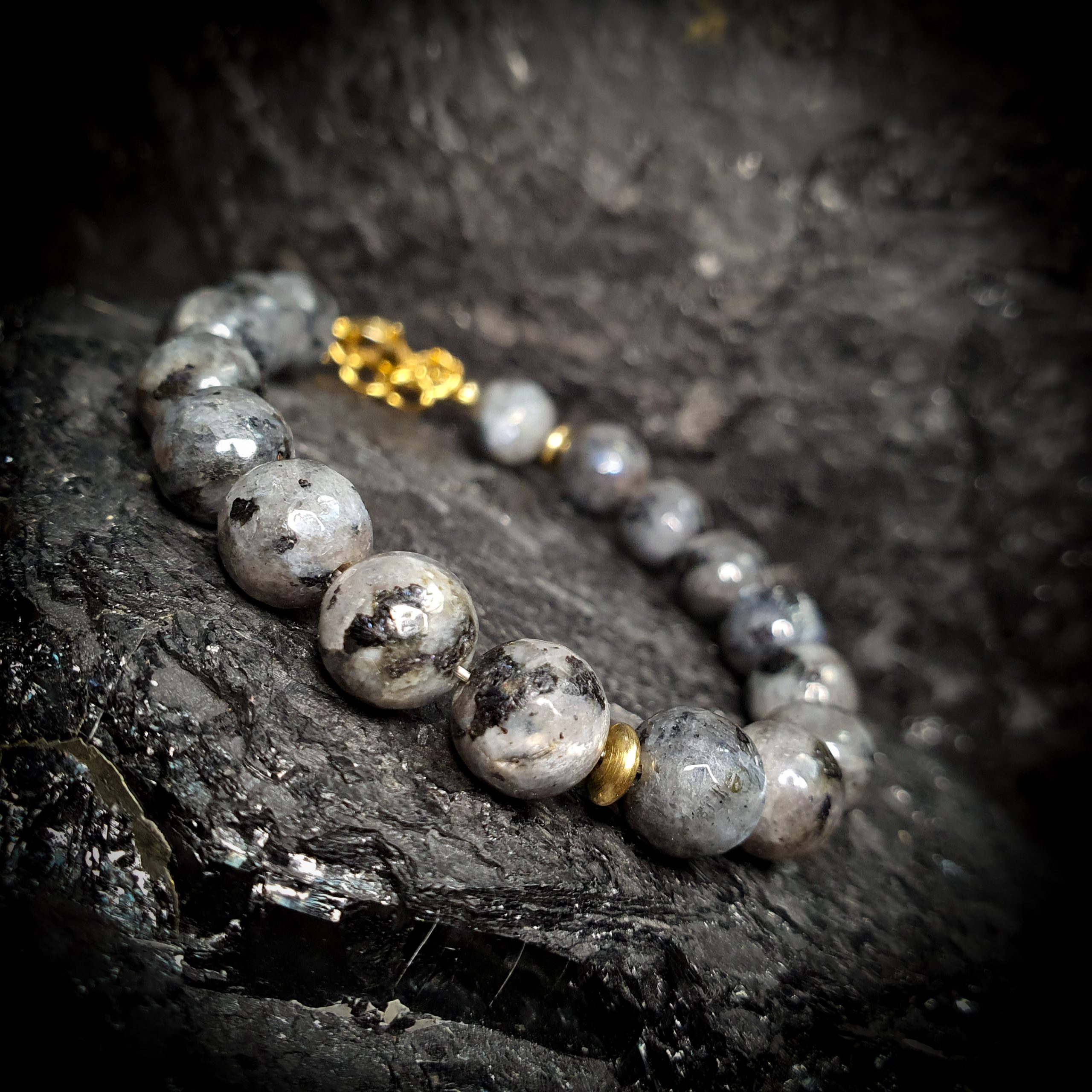 Bransoletka Larvikit